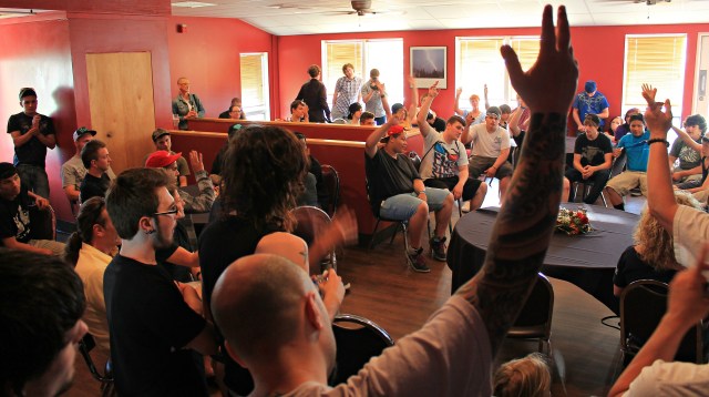 Skatepark 2 hands up