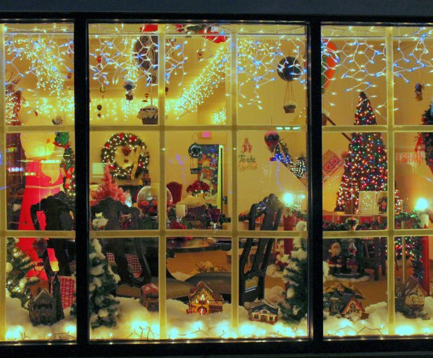 Mrs Claus Kitchen 01 wm