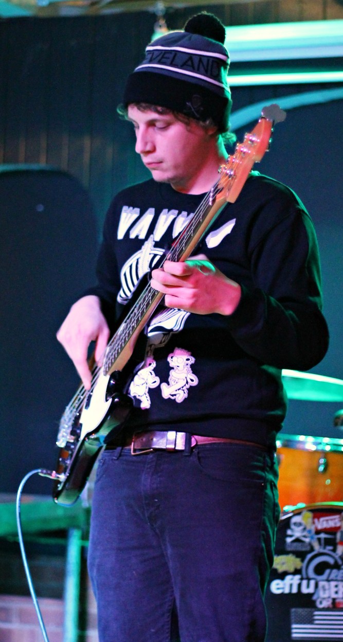 Mutt Jeffs local bands food drive show 111514-001