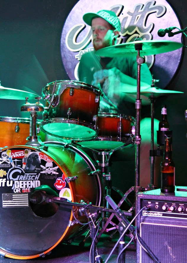 Mutt Jeffs local bands food drive show 111514-003